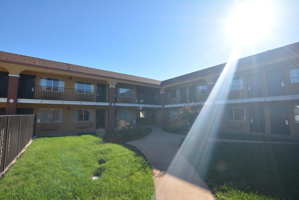 Super 8 By Wyndham Midwest City Ok Exteriér fotografie